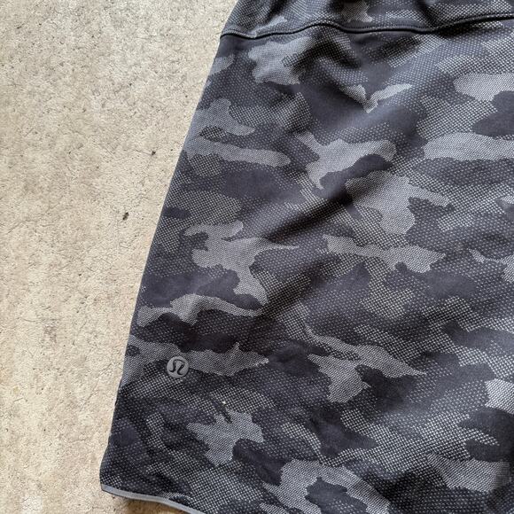 Men's Lululemon Variegated Mesh Camo Black Lined Surge Running Short 6" Sz Small - Picture 4 of 6